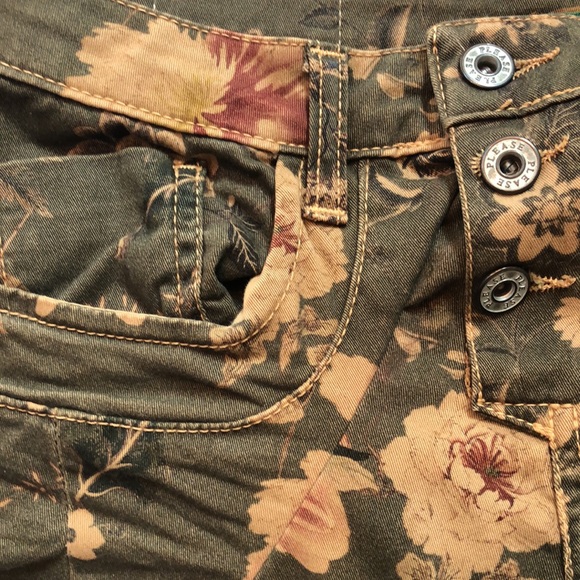 BRAND NEW Exceptionally Stylish Pants (Made in ITALY 🇮🇪) - Picture 3 of 10